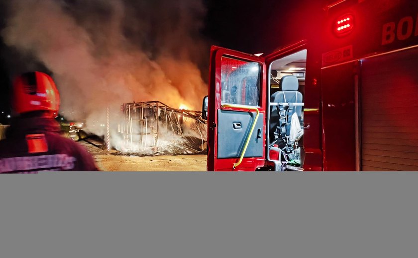 Bombeiros controlam incêndio após tombamento de caminhão em São Sebastião
