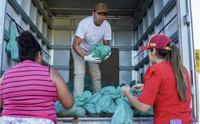 Prefeito Jorge Galvão mantém tradição da entrega do peixe da Semana Santa em Jundiá