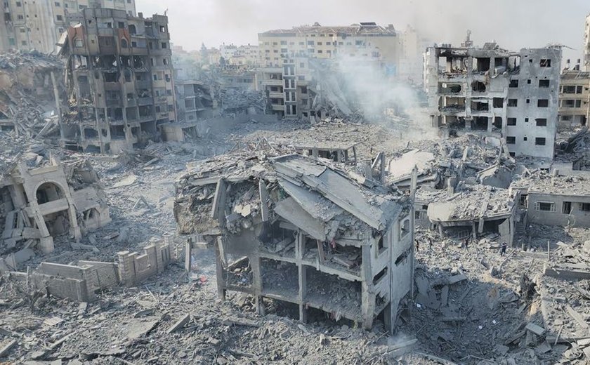 Israel invade hospital em Gaza e fala em 'missão limitada' visando corpos de reféns