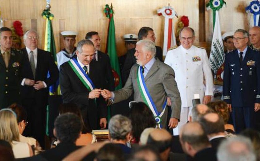 Aldo Rebelo assume Ministério da Defesa e destaca crise de valores