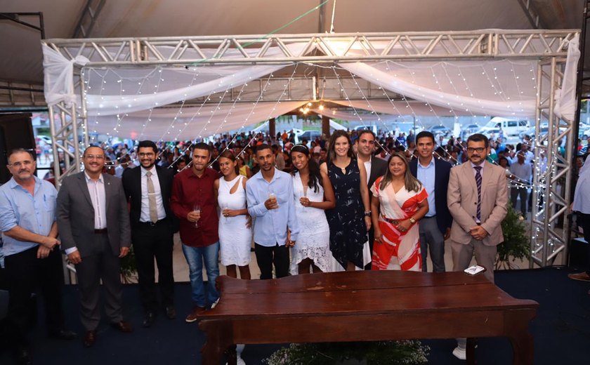 Prefeitura realiza casamento coletivo para 85 casais na orla de Pilar
