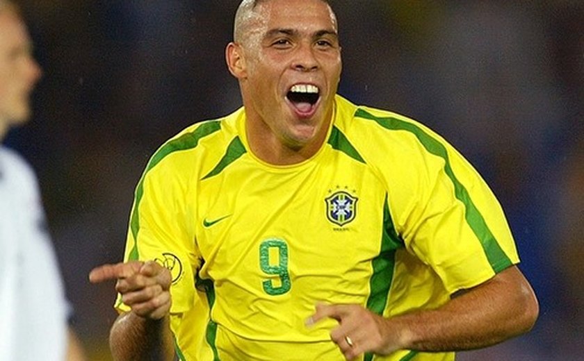 Ronaldo Luís Nazário de Lima comemora 47 anos e relembra títulos com o Brasil