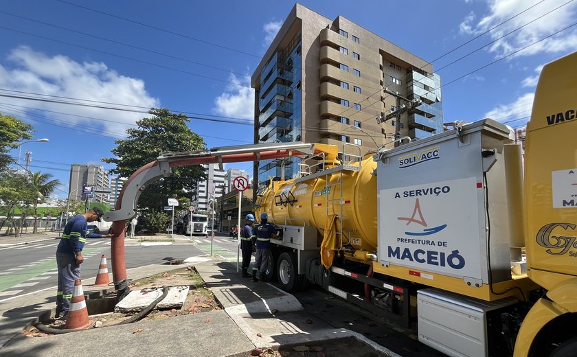 Avenida Sandoval Arroxelas recebe serviços de manutenção de drenagem
