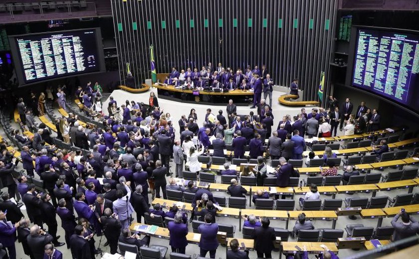 Deputados aprovam texto-base de projeto que regulamenta a reforma tributária; acompanhe