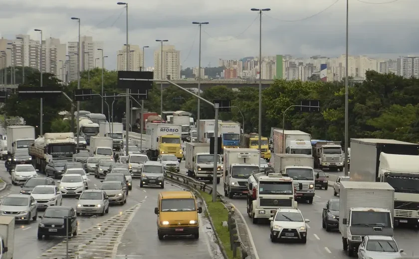 Alça de acesso para liberar trânsito após cratera na Marginal Tietê começa a ser construída