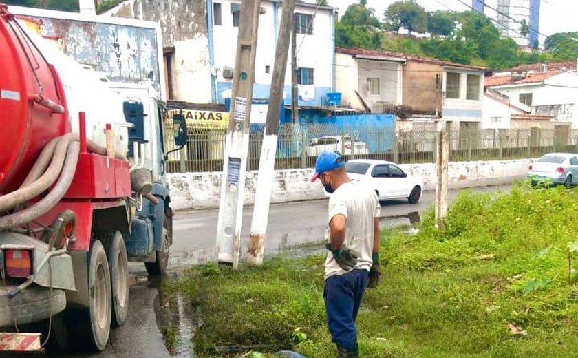 Infraestrutura desobstrui galeria na Avenida Francisco de Menezes, na Cambona