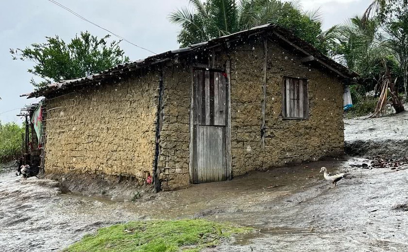 Comunidade indígena cobra solução para casas de taipa durante protesto em Joaquim Gomes