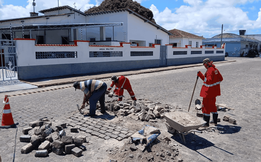 Rua Siqueira Campos é interditada pela Prefeitura de Penedo para reparos no calçamento