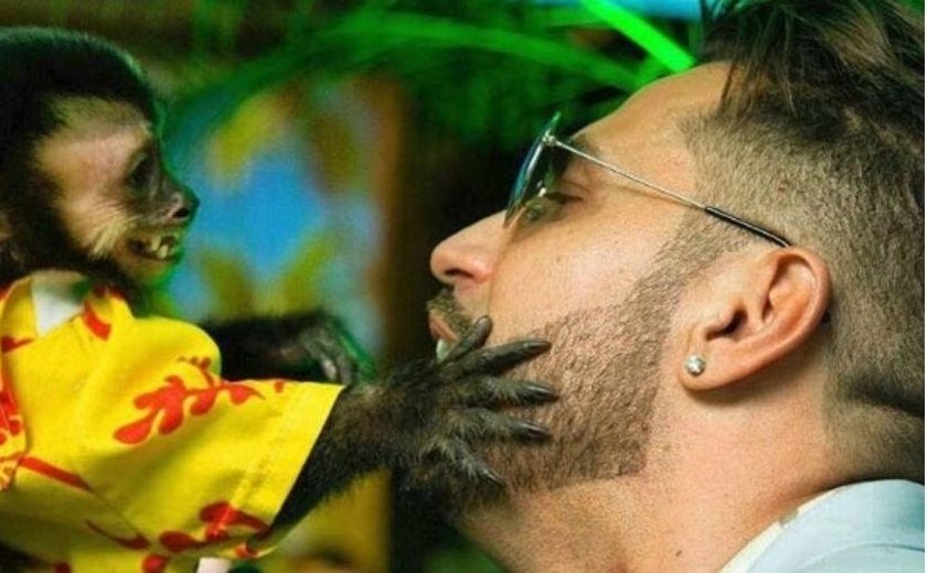 Pai de 10, Latino já surpreendeu fãs por transformar cinzas de macaco em diamante e com visual ‘exótico’; confira