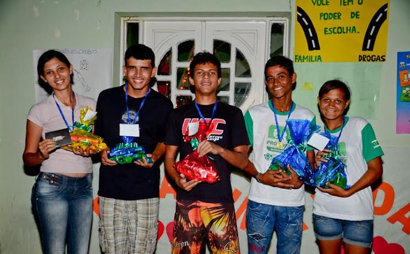 Alunos do Cras de Limoeiro recebem premiação em concurso sobre prevenção às drogas