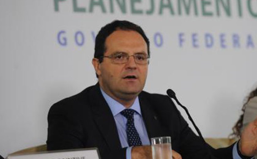Brasil não perde investimentos com rebaixamento da nota, diz Nelson Barbosa