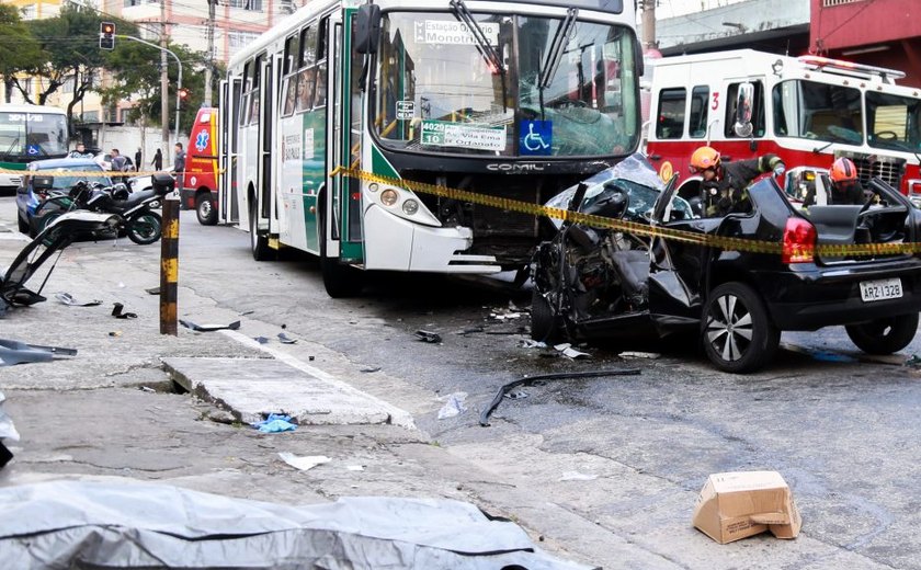 Acidente entre carro e ônibus na Dutra deixa três mortos