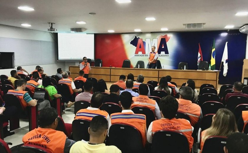 Coordenadores da Defesa Civil participam de treinamento para período chuvoso