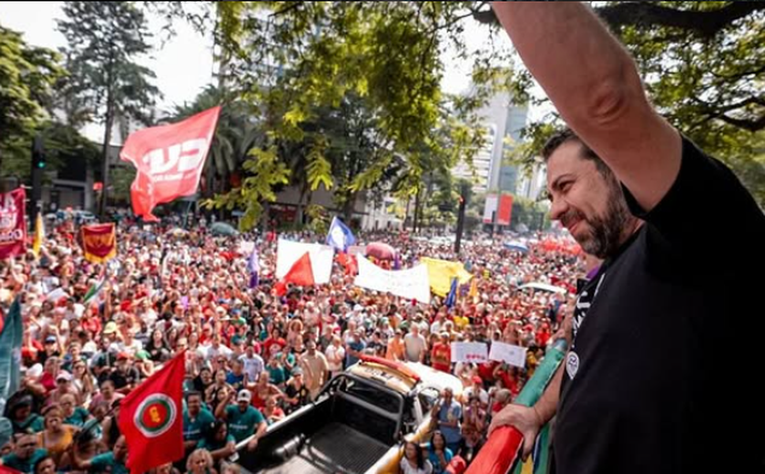 Em ato esvaziado na Paulista, Boulos provoca família Bolsonaro, Lindbergh prega contra anistia