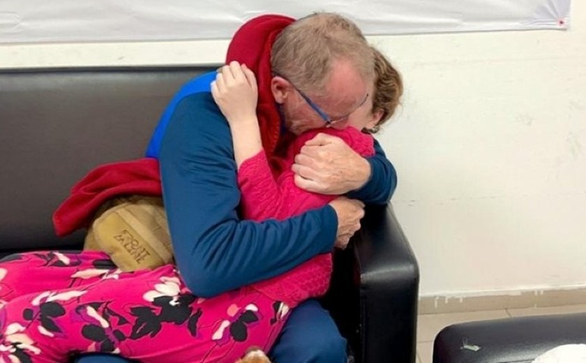 Pai de menina de nove anos que está entre os reféns liberados no sábado diz: 'Lembramos todos que ainda não voltaram para casa'