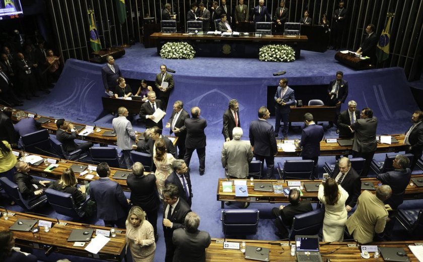 Após confusão, senadores pedem adiamento da eleição para presidência da Casa
