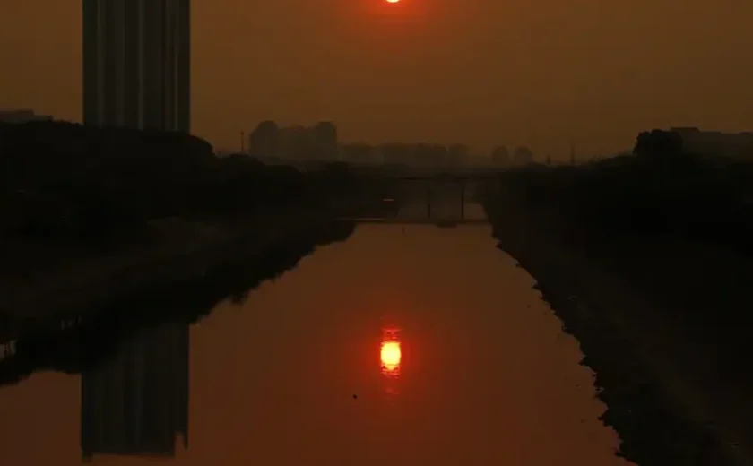 Vazamento de óleo em rio deixa cidades de São Paulo e Paraná em alerta