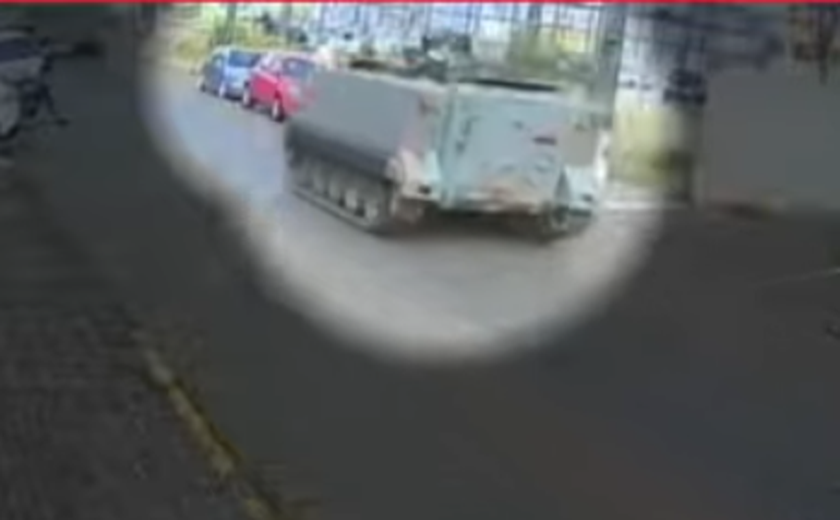 Tanque do Exército na contramão passa por cima de carro estacionado