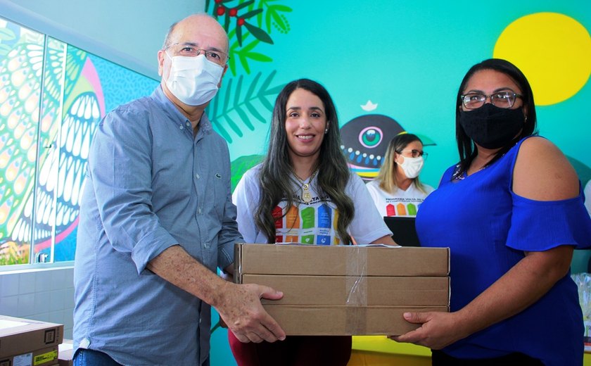 Semed Penedo distribui notebooks e orienta diretoras sobre protocolo de volta às aulas