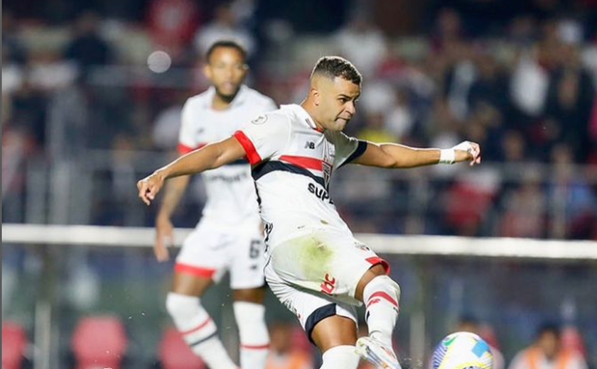 São Paulo supera Red Bull Bragantino e se aproxima dos líderes do Brasileirão