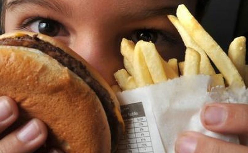 Alimentação com ultraprocessados na infância pode ser fator de risco para problemas cardiometabólicos na idade adulta, diz estudo