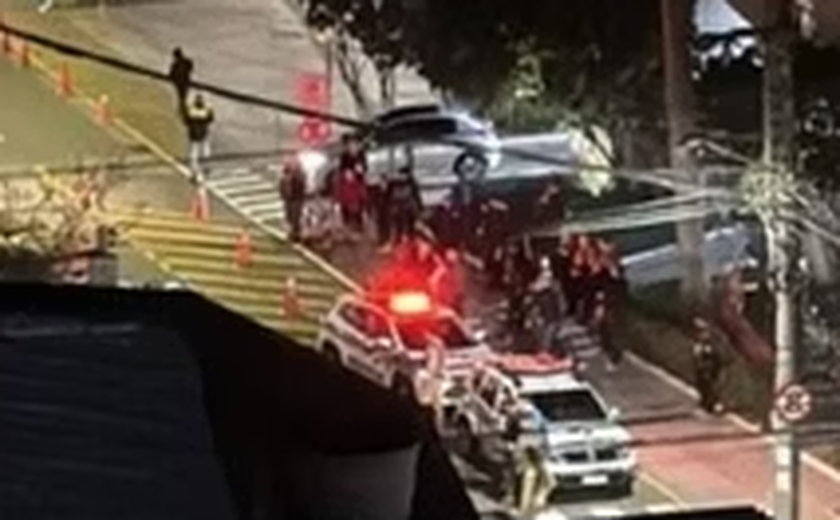 Casal é atingido por tiros após sair de shopping no centro de Florianópolis