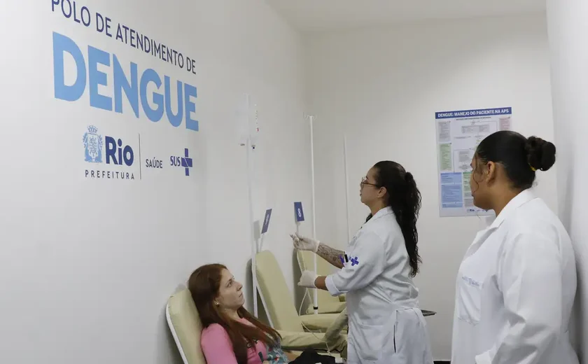 Infográfico mostra explosão dos casos de dengue e Covid no Brasil neste ano, semana a semana