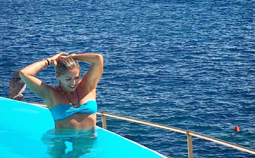 Adriane Galisteu inspira seguidores em foto em piscina de barco