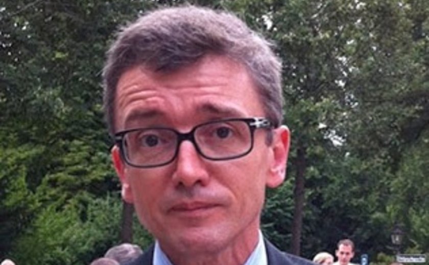 Fátima Canuto concede comenda Divaldo Suruagy ao médico alagoano Francisco Cardoso, presidente da Sociedade Internacional de Parkinson