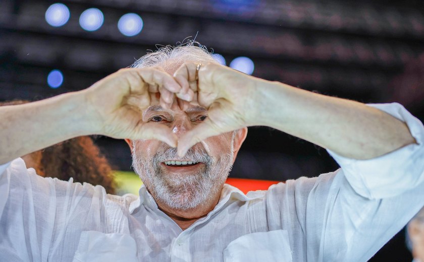 Presidente que mais fez pela educação, Lula homenageia professores