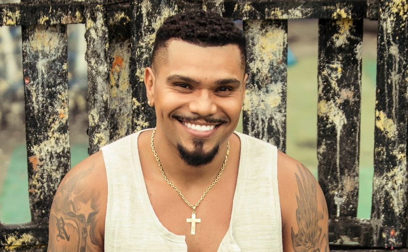 Naldo lança álbum romântico em homenagem à mulher, Moranguinho