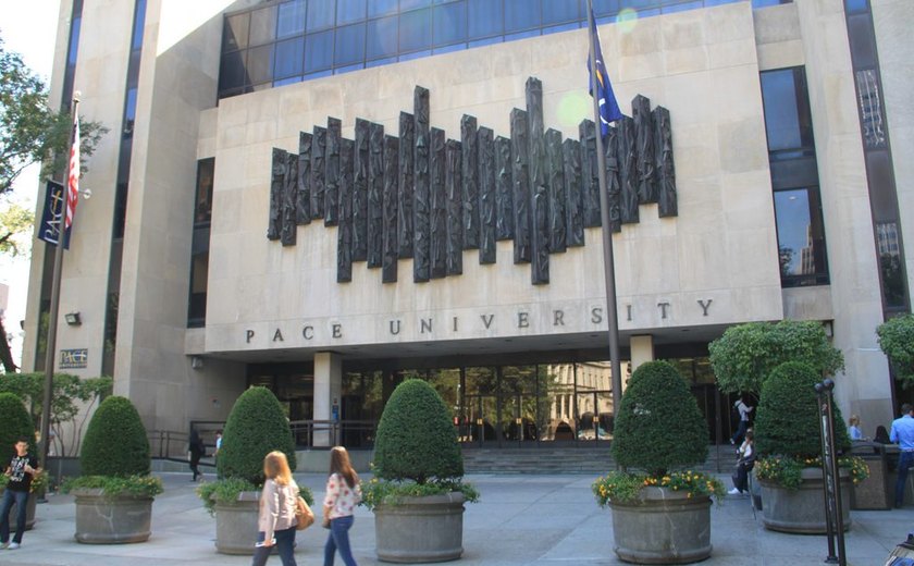 Graduados da Universidade PACE de Nova York usam IA na cerimônia de formatura