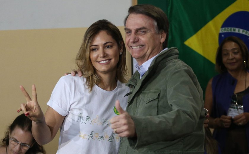 Cheque a Michelle é parte de dívida, diz Bolsonaro