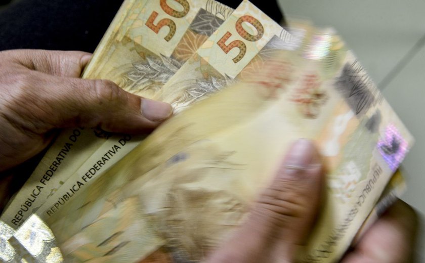 Brasileiros retiraram quase R$ 400 milhões da poupança em agosto