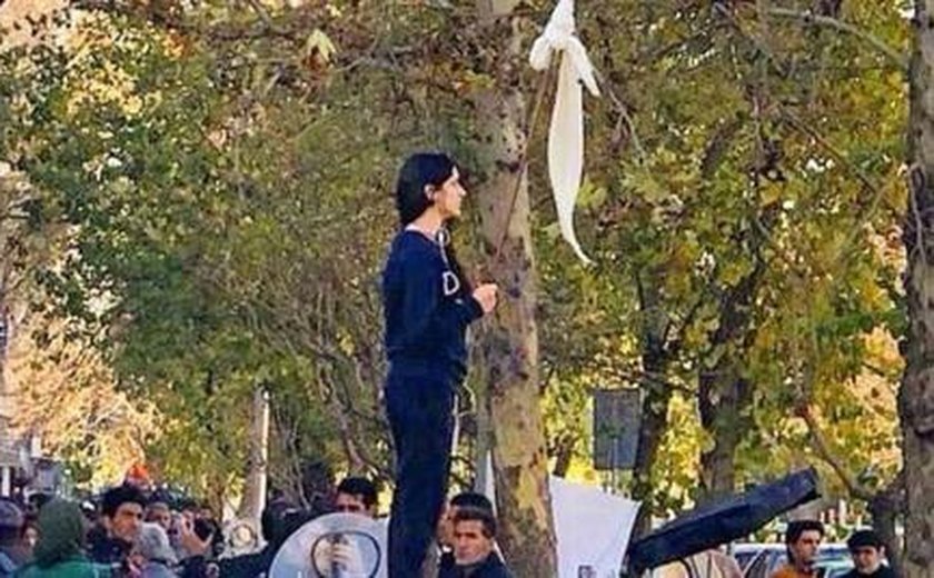 Irã prende quase 30 mulheres em protesto contra véu