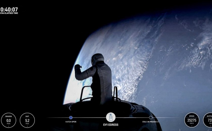 Bilionário é o primeiro a sair de cápsula da Space X para a primeira caminhada espacial privada da história; ao vivo