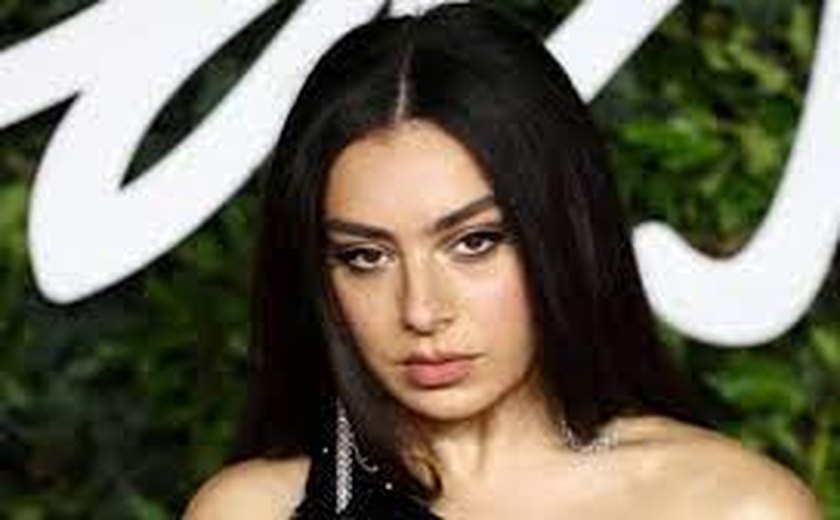 Charli XCX lança o seu novo álbum