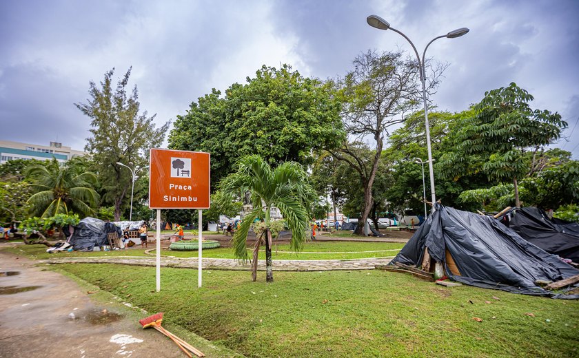 Prefeitura de Maceió retira famílias em situação de rua da Praça Sinimbu