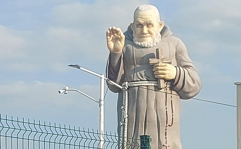 Menos de 1 ano após inauguração, estátua de meio milhão de Frei Damião já está desbotada