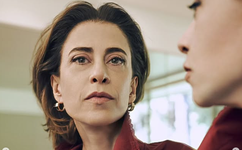 Fernanda Torres na Uerj: atriz assiste à defesa de mestrado do filho e interage com estudantes