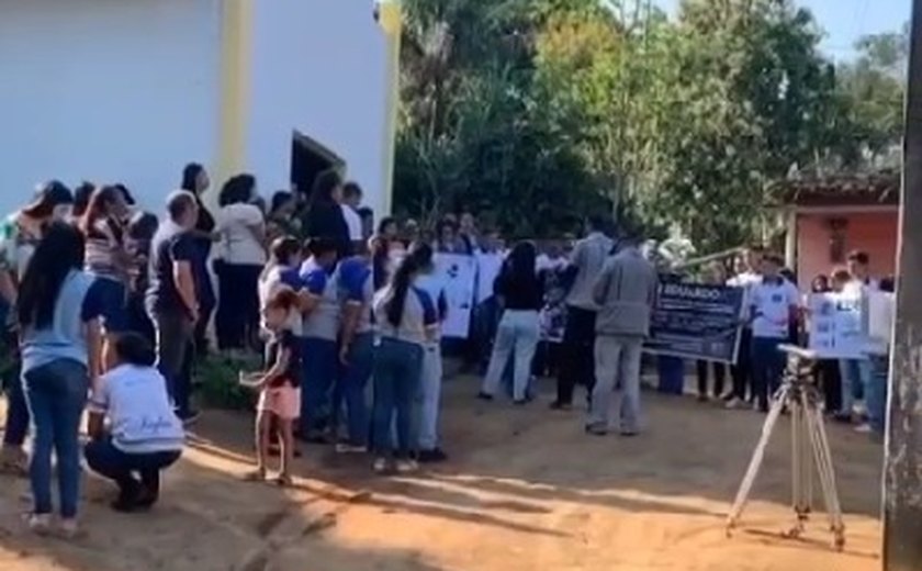 Colegas e amigos participam da Missa de sétimo dia do jovem Eduardo, em Palmeira