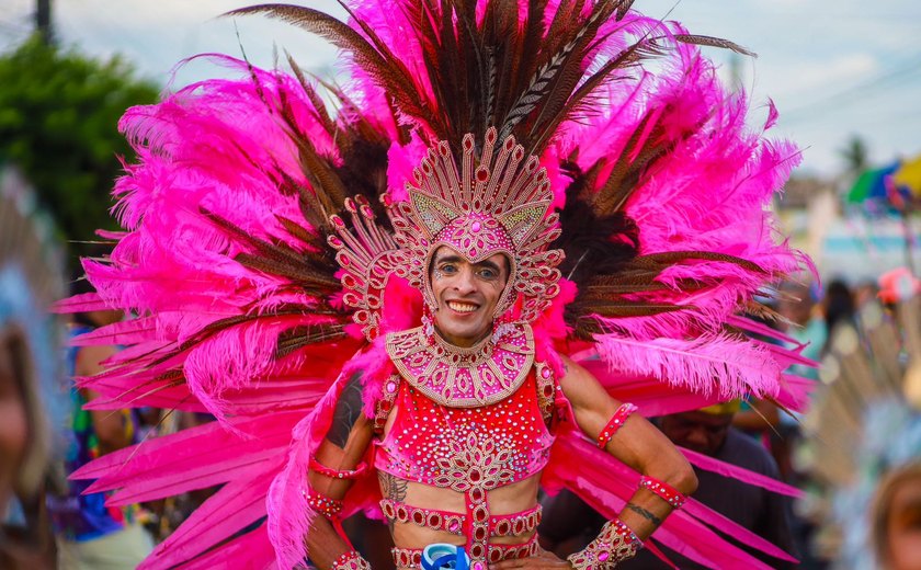 Blocos de carnaval e show de Timbalada arrastam multidão no segundo dia do maior Folia de Rua da história