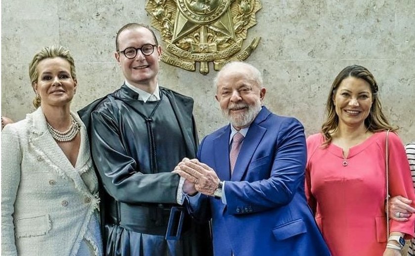 Janja reclama de foto com Lula e Zanin feita por Ricardo Stuckert por 'palidez' de vestido