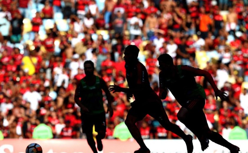 Flamengo descarta cirurgia no joelho, mas De La Cruz vira preocupação para o Mundial