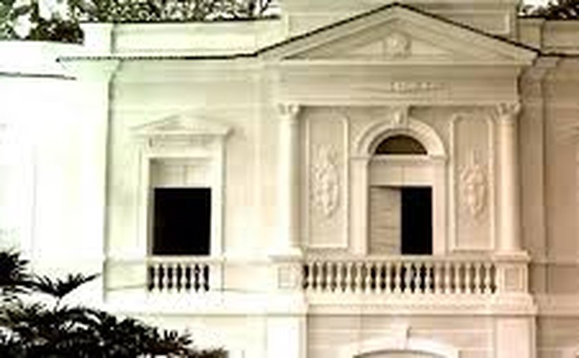 Peça ‘9’, do coletivo Delicadas Criaturas, transforma em palco o auditório do Instituto de Psiquiatria da UFRJ