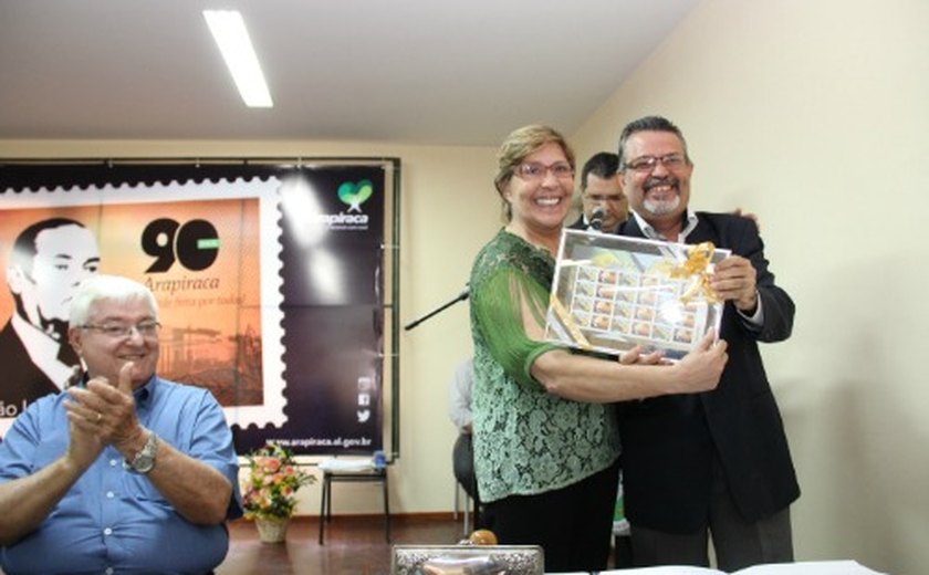 Arapiraca: Célia assina construção de escolas e lança selo comemorativo