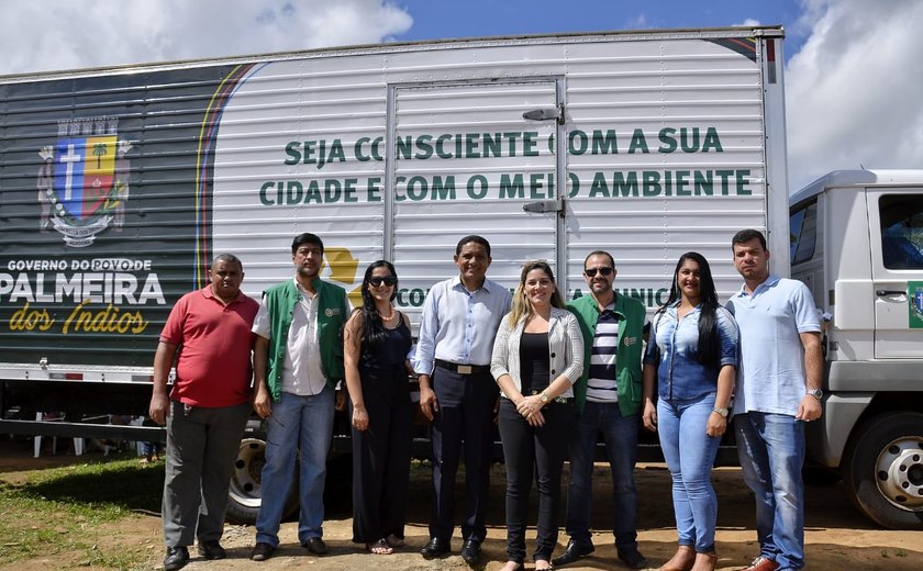 Prefeitura de Palmeira entrega caminhão de coleta seletiva a catadores da Acamrpi