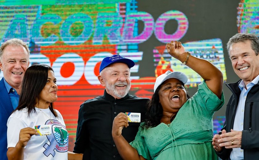 Lula anuncia R$ 3,7 bi para atingidos por lama da barragem em Mariana