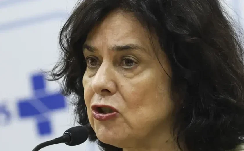 Ministra da Saúde não recebeu todas as doses da vacina contra a Covid recomendadas pelo próprio ministério