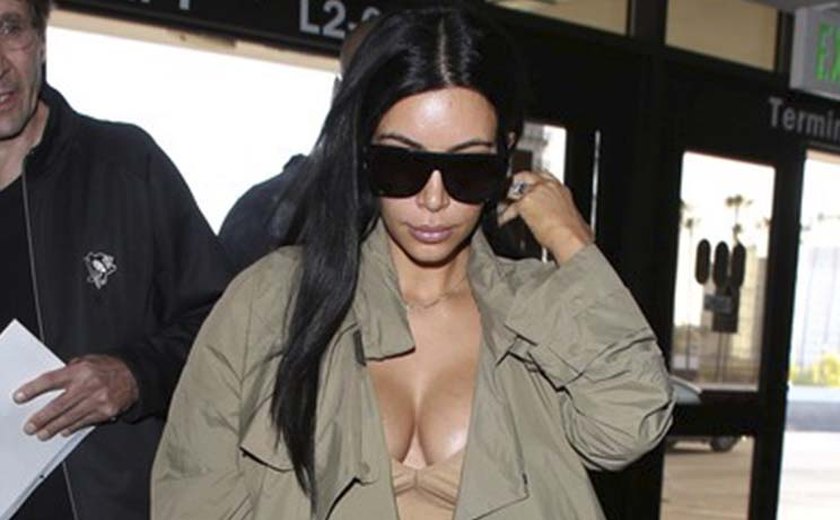 Kim Kardashian chama atenção com decotão em aeroporto